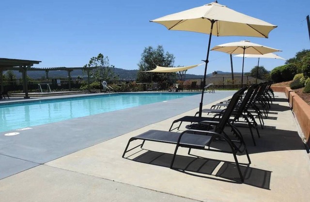 Spacious Home with Golf Course View (Treasure Cottage)