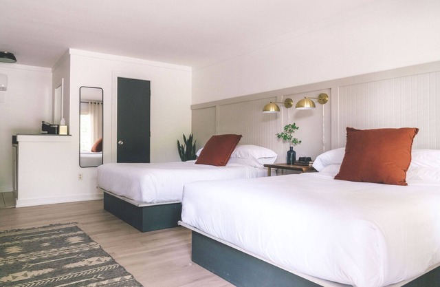 Spacious Hotel Double Queen Room in Cashiers Center