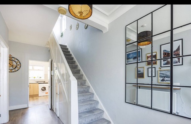 Spacious house contractor family free parking near tube