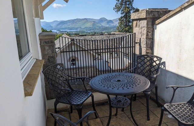 Spacious house, high in the hills, stunning views, on-site indoor pool, bar, gym