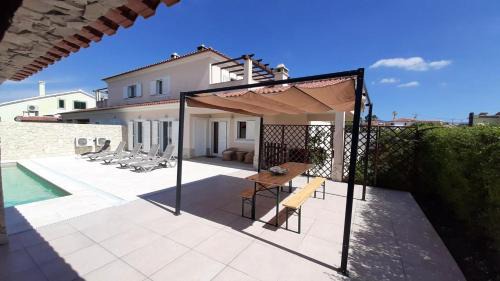 Spacious house in Aldeia dos Pinheiros with pool