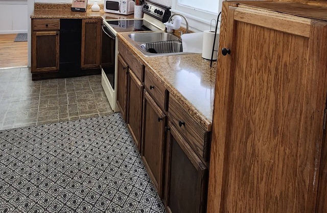 SPACIOUS HOUSE ON 3RD. THREE BEDROOMS TWO BATHS. WASHER DRYER. LARGE YARD