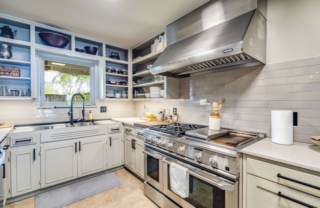 Spacious house with gorgeous outdoor seating Near Domain and Q2 Stadium
