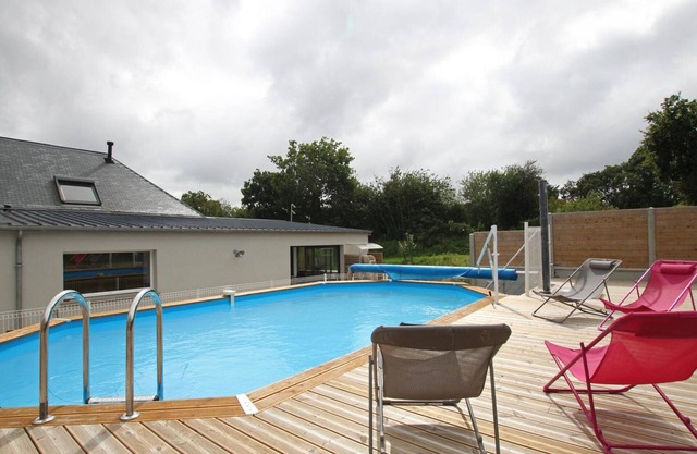 Spacious house with jacuzzi, lovely terrace near the natural park in Vesly