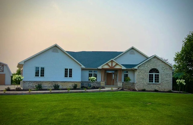 Spacious house with large yard in a peaceful neighborhood close to EAA grounds!