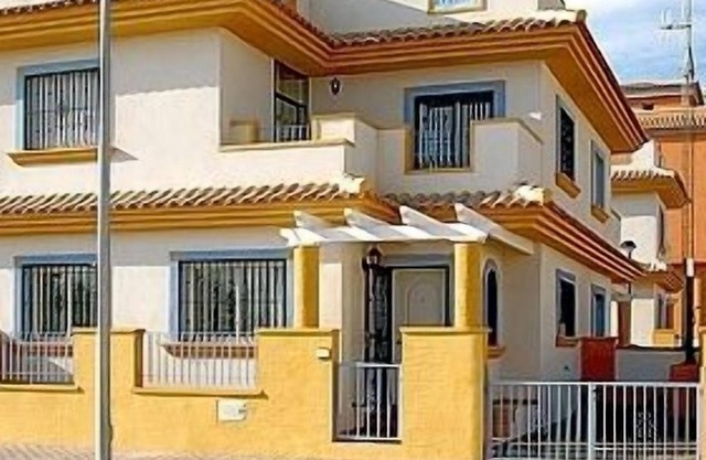 Spacious House With Shared Pool In Quiet Village Location. ** Free WiFi **