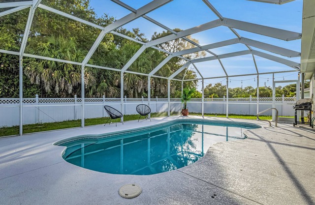 Spacious House with Relaxing Pool-Minutes to Warm Mineral Springs & Best Beaches