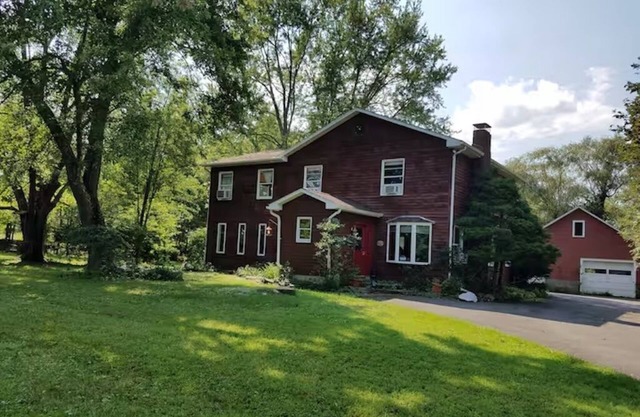 Spacious Hudson Valley retreat. Relax by the fire and enjoy the wildlife.