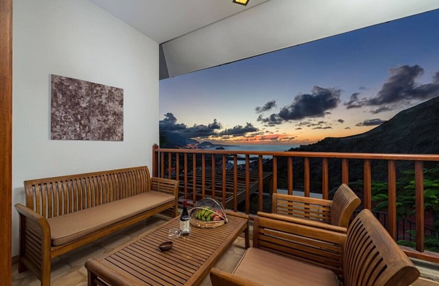 Spacious interior, 3 terraces with views, wifi [D]