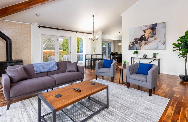 Spacious King Bed Suite with a Hot Tub and View - Entire Home!