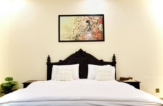 “Spacious King Rooms Prime DHA Location Perfect for Business & Family Stays