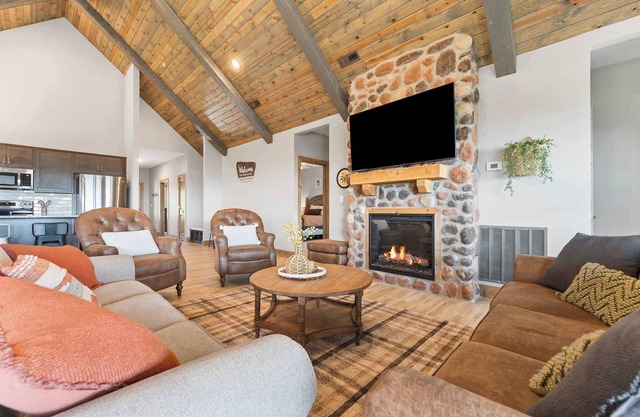 Spacious Lake View Cabin!