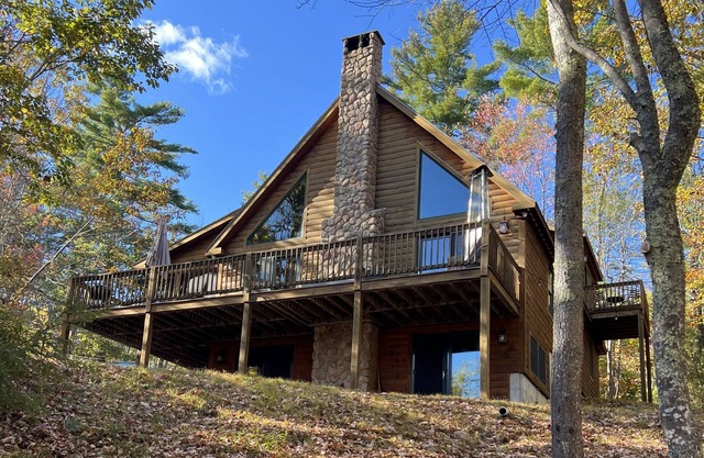 Spacious Lakefront chalet for Family Fun & Relaxation - deck, firepit, game room