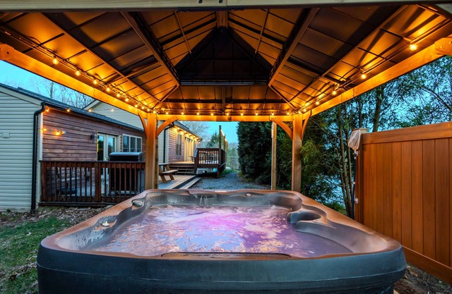 Spacious Lakefront house with Private pool and Hot Tub