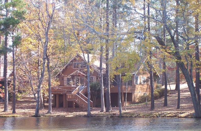 Spacious Lakefront Chalet Near Callaway, Many Amenities