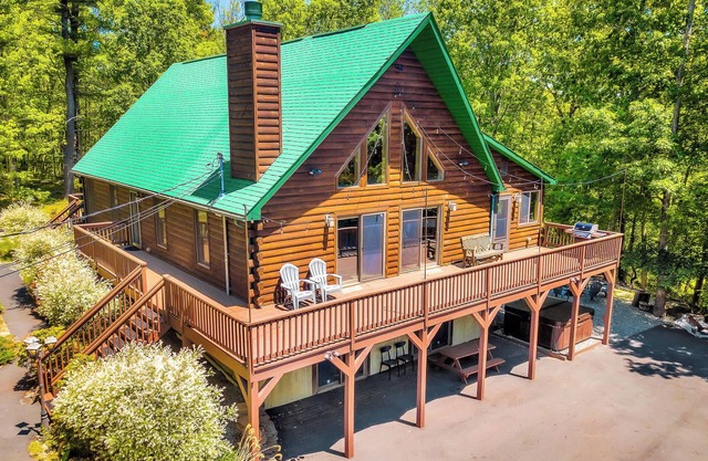 Spacious Lakeville Log Chalet with Hot Tub