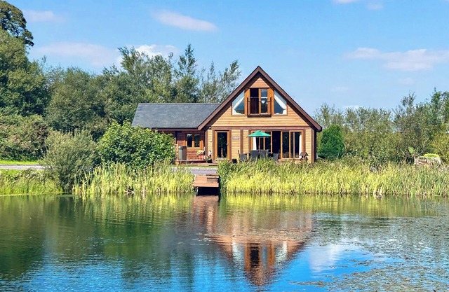 Spacious, light, all wood luxury lodge in tranquil location at head of lake.