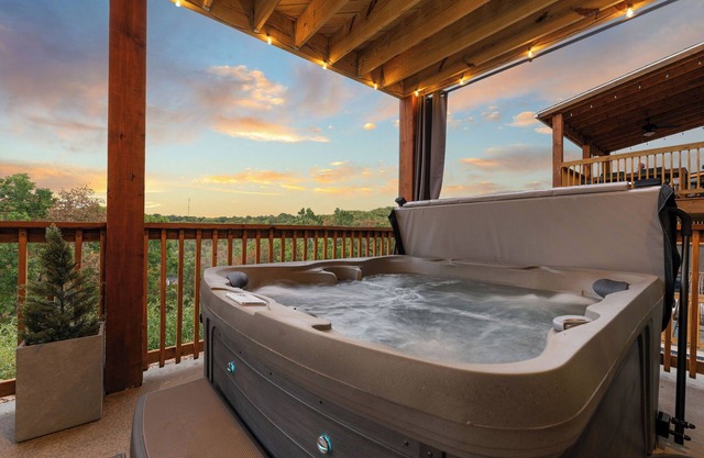 Spacious lodge by Silver Dollar City & Table Rock Lake-Hot Tub, Game Room, Pools