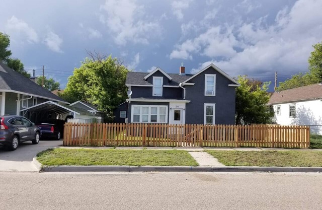 Spacious Loft near Downtown with kitchen & office