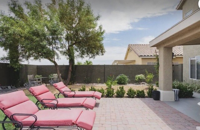 Spacious lovely 5-bedroom home in quiet cul-de-sac near the famous Strip.