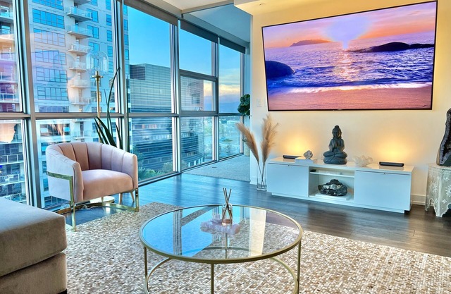 Spacious Luxury High-rise 2bd 2ba w/pool spa & gym