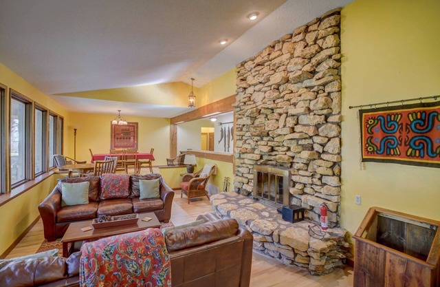 SPACIOUS LUXURY HOME - CONVENIENT MADISON EAST LOCATION