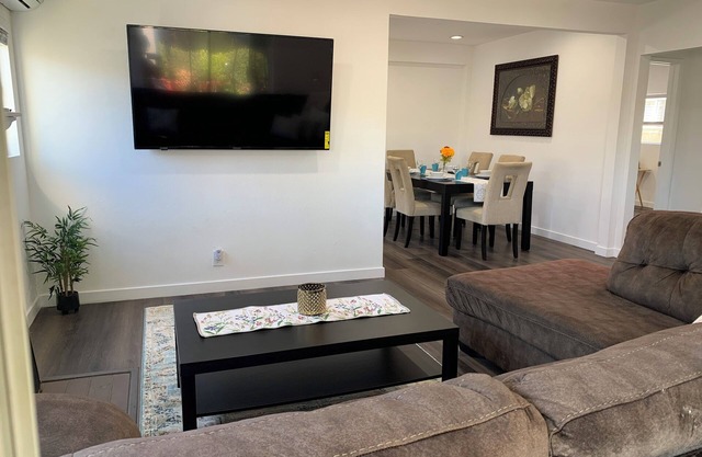 Spacious luxury house with AC, Ethernet, pet friendly near Culver City