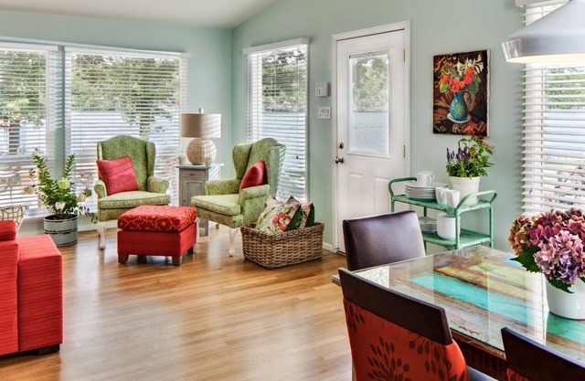 Spacious Luxury Lake Cottage, beautiful flat lawn and breathtaking views!