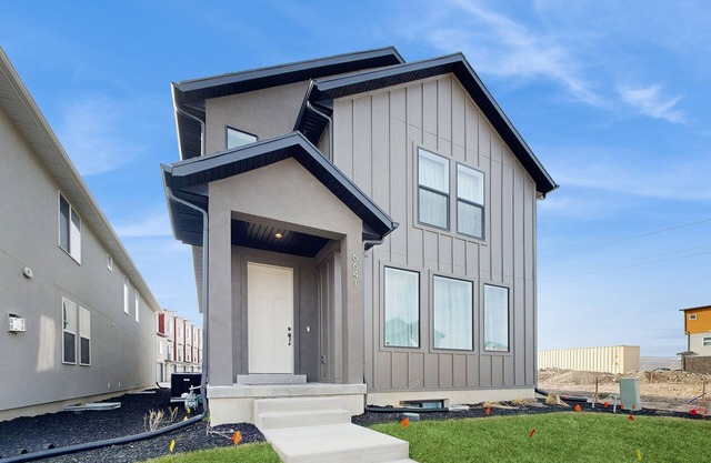 Spacious, luxury multi-level home with en-suites, patio, balcony & hot tub