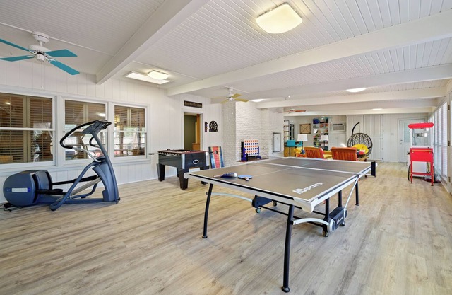 Spacious MCM vacation home w/ private pool in the heart of Corpus Christi!!!!!!!