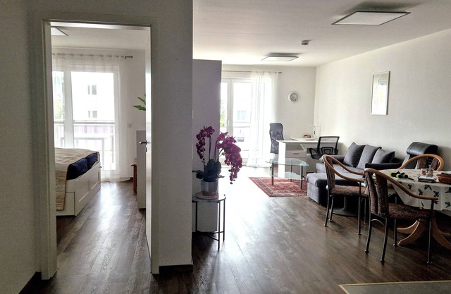 Spacious modern apartment, large balcony, W-Lan, underground parking, quiet suburban location