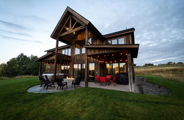 Spacious Modern Cabin w/4 Master Suites & Jacuzzi