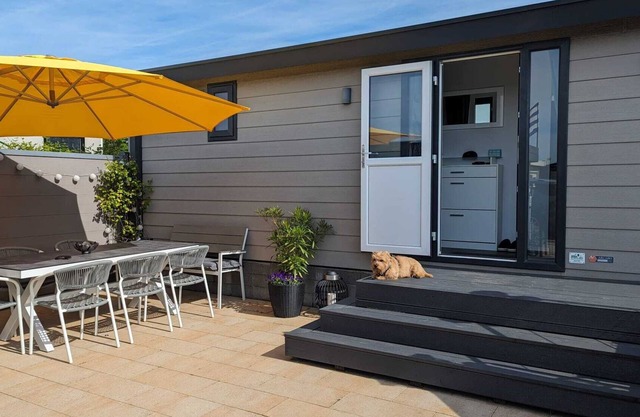 Spacious modern chalet with top amenities, 5 minutes from the beach