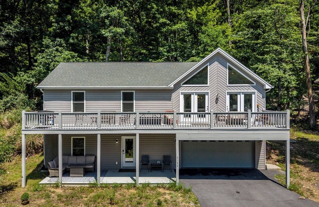 Spacious Modern Retreat w/Game Room, Huge Deck & Resort Access in Massanutten