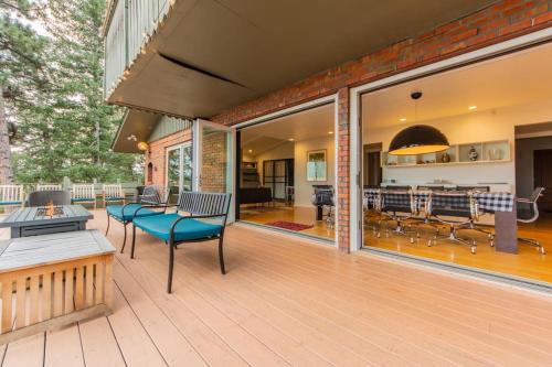 Spacious Modern City View Mountain Home
