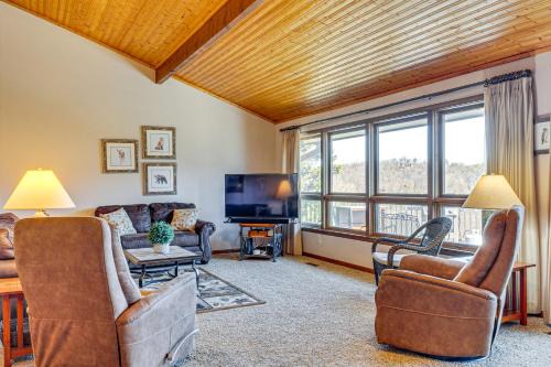 Spacious Mountain-View Home 13 Mi to GSMNP!