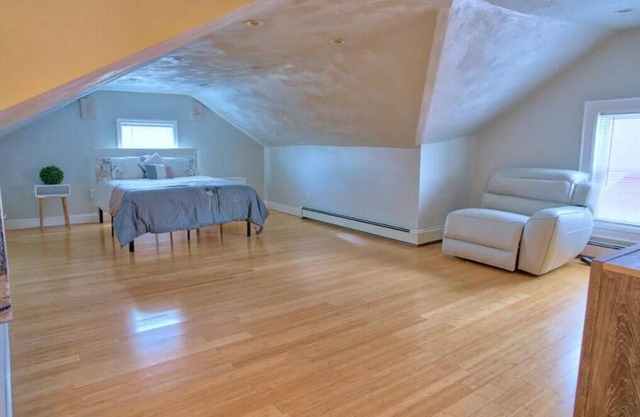 Spacious multi-level 4 bed/2bath Apt with Parking