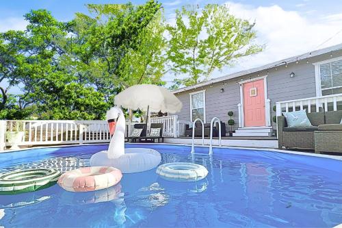 Spacious Oasis 1 mi to Riverwalk