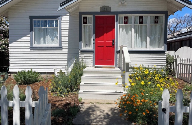 Spacious OB Cottage 4 Blocks to Beach Ocean View Deck Dog Friendly