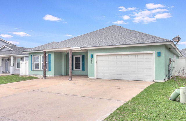 Spacious pet friendly home, close to beach, BBQ grill, private pool!