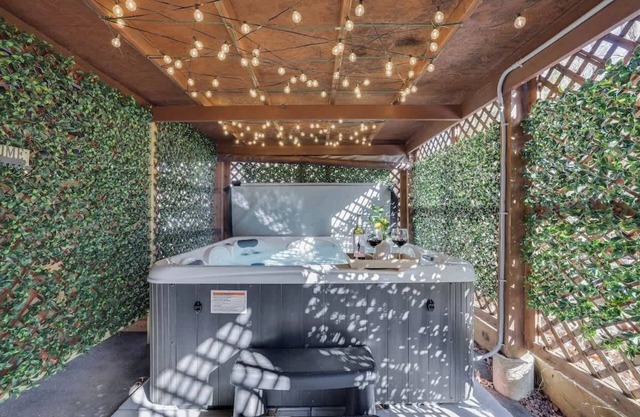 Spacious Poconos Retreat - Hot Tub - Sauna - Arcade - Fire Pit - 5 bedroom