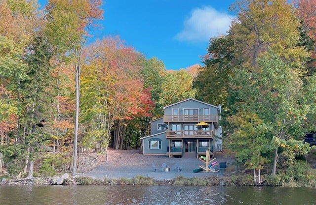 Spacious Pocono Lakefront Retreat w/Amenities