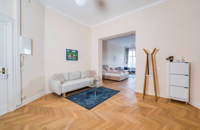 Spacious & Private Apartment, Sleeps 6, Family & Group Friendly, 70m to Metro