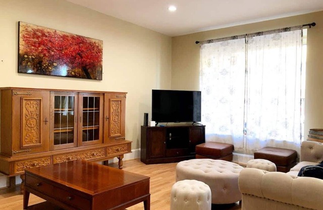 Spacious Private Bedroom in Downtown - 5 Min Walk