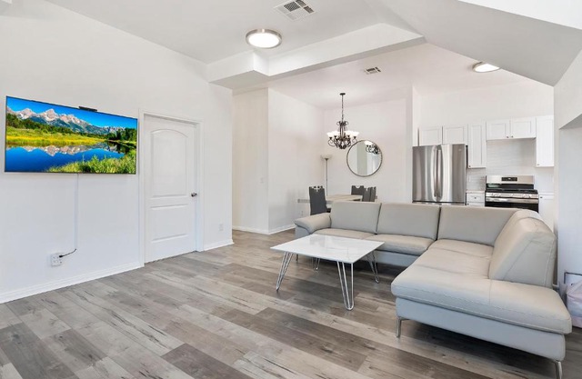 Spacious Private gated modern loft close to Universal Studio and Hollywood