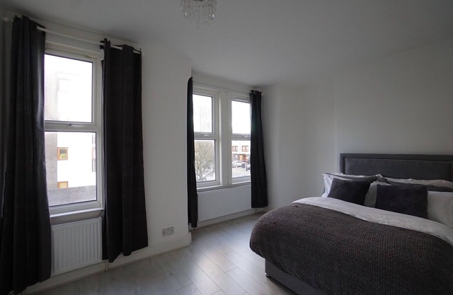 Spacious private room w/lock | Close to station| Direct train to central London