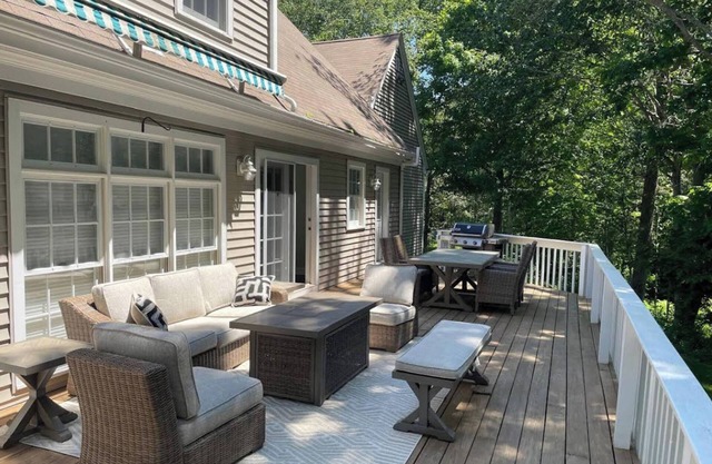 Spacious, quiet suburban getaway in Madison. 15 min from beach & hiking trails!