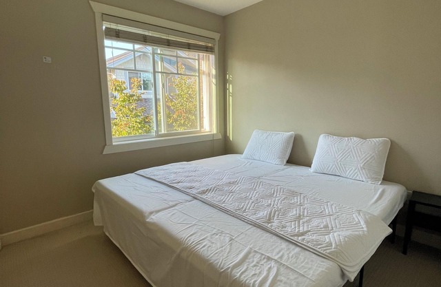 Spacious, quite 3 bedrooms 4 bathrooms townhome