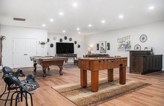 Spacious Ranch w/Hot Tub & Game Room, Sleeps 24!