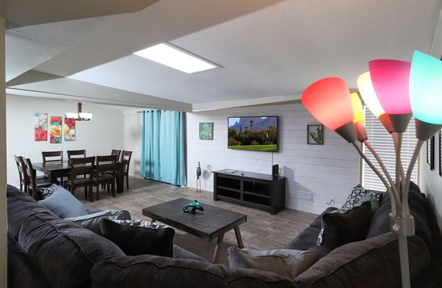 Spacious Remodel-Great Freeway access-Sleeps 12